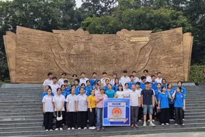 Đoàn Tuyên Quang chụp ảnh lưu niệm tại Trại hè Hùng Vương.