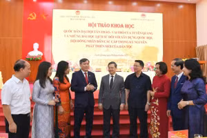 Các đại biểu thảo luận bên lề Hội thảo khoa học.