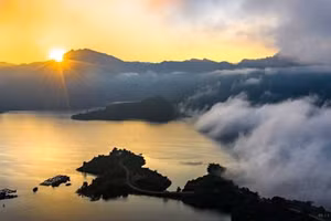 Khoảnh khắc bình minh lên giữa biển mây bồng bềnh.