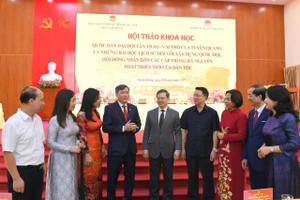 Các đại biểu thảo luận bên lề Hội thảo khoa học.
