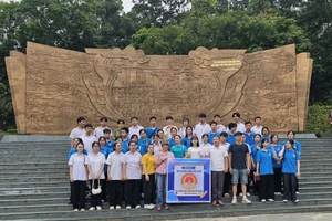 Đoàn Tuyên Quang chụp ảnh lưu niệm tại Trại hè Hùng Vương.