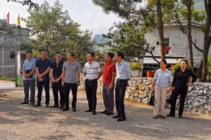 Đoàn kiểm tra đi thực tế các trường học.