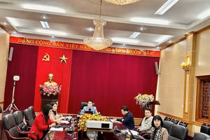 Lãnh đạo Sở GD&ĐT Yên Bái dự tiết dạy trực tuyến tại điểm cầu Yên Bái.