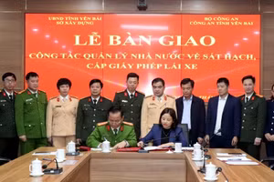 Lãnh đạo Công an tỉnh và Sở Xây dựng ký biên bản bàn giao công tác quản lý nhà nước về sát hạch, cấp GPLX. (Ảnh: Mạnh Cường)