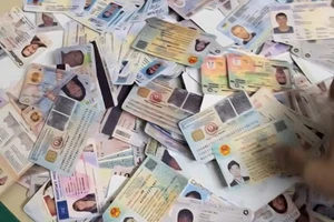 Nhóm người làm giả và mua bán nhiều loại giấy tờ tùy thân. (Ảnh: CATQ)