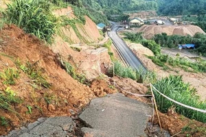 Taluy đường bị sạt lở khiến tài sản của người dân bị thiệt hại.