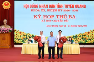 Ông Hầu A Lềnh, Bí thư Tỉnh ủy Tuyên Quang tặng hoa chúc mừng 2 tân Phó Chủ tịch UBND tỉnh. (Ảnh: CTTTQ)