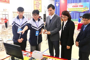 Các em học sinh tự tin giới thiệu các dự án của mình với lãnh đạo Sở GD&ĐT tỉnh Tuyên Quang. (Ảnh: Khánh Huyền)