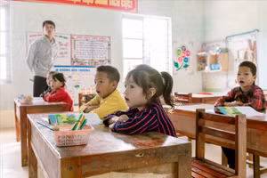 Thầy và trò Điểm trường Suối Thầu, Trường PTDT Bán trú Tiểu học Nàn Xỉn, xã biên giới Xín Mần, tỉnh Tuyên Quang. (Ảnh: Vũ Mừng)