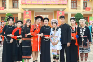 Nhà giáo ưu tú Hà Thị Hải Yến bên học trò của mình.