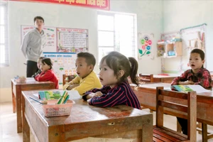 Thầy và trò Điểm trường Suối Thầu, Trường PTDT Bán trú Tiểu học Nàn Xỉn, xã biên giới Xín Mần, tỉnh Tuyên Quang. (Ảnh: Vũ Mừng)