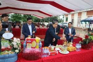 Bộ trưởng Nguyễn Kim Sơn dâng hương tại Khu di tích Bộ Quốc gia Giáo dục.