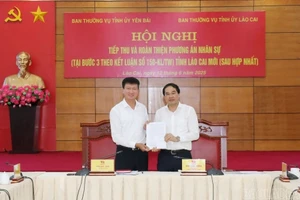 Bí thư Tỉnh ủy Lào Cai Trịnh Xuân Trường và Bí thư Tỉnh ủy Yên Bái Trần Huy Tuấn ký Nghị quyết liên tịch của Ban Thường vụ Tỉnh ủy 2 tỉnh về phương án nhân sự tỉnh Lào Cai mới.
