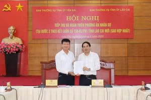 Bí thư Tỉnh ủy Lào Cai Trịnh Xuân Trường và Bí thư Tỉnh ủy Yên Bái Trần Huy Tuấn ký Nghị quyết liên tịch của Ban Thường vụ Tỉnh ủy 2 tỉnh về phương án nhân sự tỉnh Lào Cai mới.