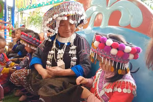 Các em học sinh trường Mầm non Bông Sen, huyện Trạm Tấu trải nghiệm thêu váy, giữ gìn bản sắc văn hóa. (Ảnh: ĐVCC)