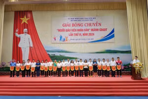 Các đơn vị tham dự được nhận cờ lưu niệm. (Ảnh: ĐVCC)