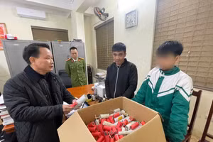 H.M.Q và số lượng pháo nổ lớn bị Công an phát hiện. (Ảnh: CACC)