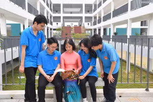 Cô giáo Nguyễn Tuyết Hạnh bên học trò mỗi giờ giải lao. (Ảnh: Huy Hoàng)