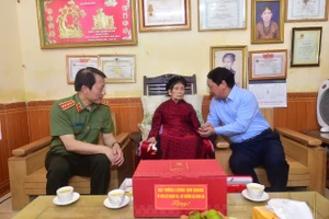 Bộ trưởng Lương Tam Quang và Bí thư Tỉnh ủy Tuyên Quang Hầu A Lềnh trò chuyện với Mẹ Việt Nam Anh hùng Nguyễn Thị Nhớn.