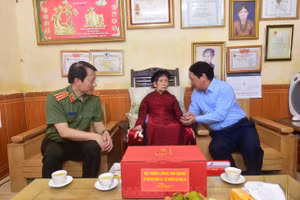 Bộ trưởng Lương Tam Quang và Bí thư Tỉnh ủy Tuyên Quang Hầu A Lềnh trò chuyện với Mẹ Việt Nam Anh hùng Nguyễn Thị Nhớn.