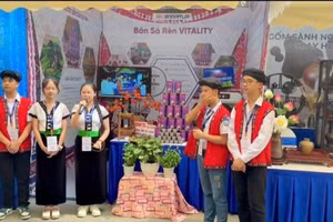 Các em học sinh Yên Bái tại Ngày hội khởi nghiệp.