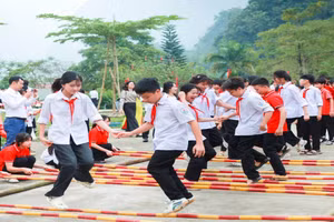 Các em học sinh chơi các trò chơi dân gian sau những tiết ôn tập căng thẳng.