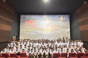 Các em học sinh Trường PTDTNT THPT tỉnh Tuyên Quang xem phim Mưa đỏ.