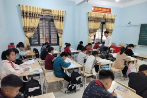 301 học sinh Trường PTDTBT Tiểu học & THCS Thàng Tín trở lại lớp học.