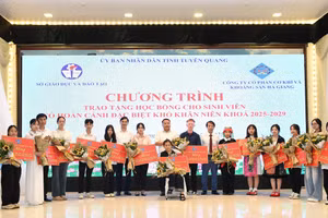 27 suất học bổng trị giá trên 2,5 tỷ đồng được trao cho các tân sinh viên có hoàn cảnh đặc biệt khó khăn tại Tuyên Quang.