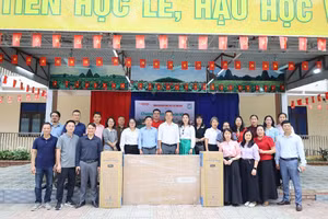 Chi bộ 2 - Đảng bộ Báo GD&TĐ chụp ảnh lưu niệm cùng Trường THCS Mai Châu.