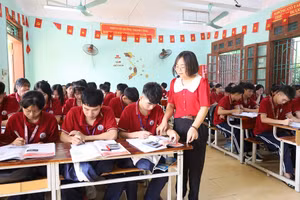 Cô giáo Trần Thị Thu Khuyên với học trò Trường THPT Hàm Yên.