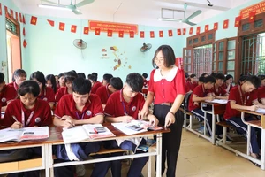 Cô giáo Trần Thị Thu Khuyên luôn ân cần với học trò.