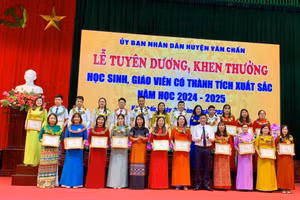 Các giáo viên huyện Văn Chấn được tuyên dương.