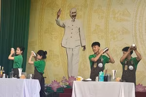 Thực hành pha chế của sinh viên trường Cao đẳng Yên Bái.