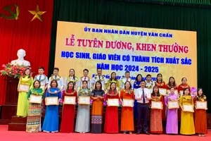 Các giáo viên huyện Văn Chấn được tuyên dương.