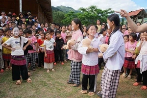 Các em thiếu nhi tại xã Bản Mù vui Tết thiếu nhi đặc biệt với nhóm Yêu thương H'Mông.