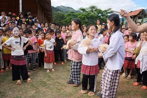 Các em thiếu nhi tại xã Bản Mù vui Tết thiếu nhi đặc biệt với nhóm Yêu thương H'Mông.