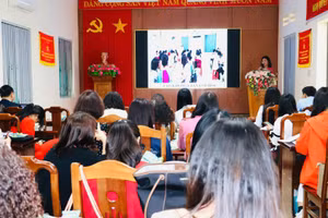 Cô giáo Nguyễn Thị Tân trong một buổi trao đổi chuyên môn.