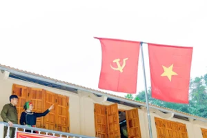 Người dân tin tưởng hướng về thành công của Đại hội Đảng XIV. (Ảnh: Vũ Mừng)