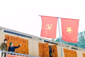 Người dân tin tưởng hướng về thành công của Đại hội Đảng XIV. (Ảnh: Vũ Mừng)