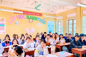 Cô giáo Trường THPT Nguyễn Huệ với học sinh Trường THPT Mù Cang Chải.