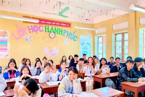 Cô giáo Trường THPT Nguyễn Huệ với học sinh Trường THPT Mù Cang Chải.
