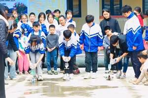 Các em học sinh trường Tiểu học & THCS Trạm Tấu với hoạt động STEM.