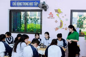 Cô và trò Trường THPT Tân Trào, phường Minh Xuân, Tuyên Quang.