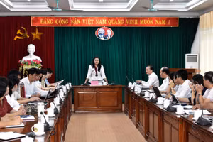 Bà Vương Ngọc Hà, Phó Chủ tịch UBND tỉnh tuyên Quang làm việc với Trường Đại học Tân Trào. (Ảnh: CTTTQ)