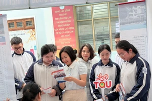 Học sinh, sinh viên Tuyên Quang được hỗ trợ, tư vấn.