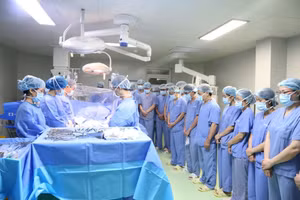 Các bác sỹ và ekip phẫu thuật cúi đầu tri ân người bệnh hiến tạng tại Phú Thọ. (Ảnh: BVCC)