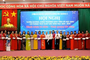 Các giáo viên có thành tích xuất sắc được tuyên dương. (Ảnh: Hoàng Hà)