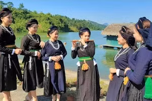 Các thiếu nữ Tày thể hiện điệu Khắp cọi. (Ảnh TL)