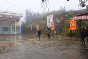 Lãnh đạo xã Bạch Đích khảo sát cơ sở vật chất trường học tại địa phương. (Ảnh: Mai Thức)